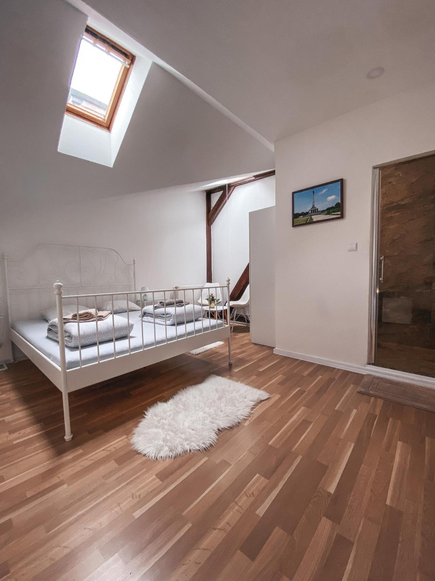 ברטיסלאבה Blue Lotus Apartments מראה חיצוני תמונה