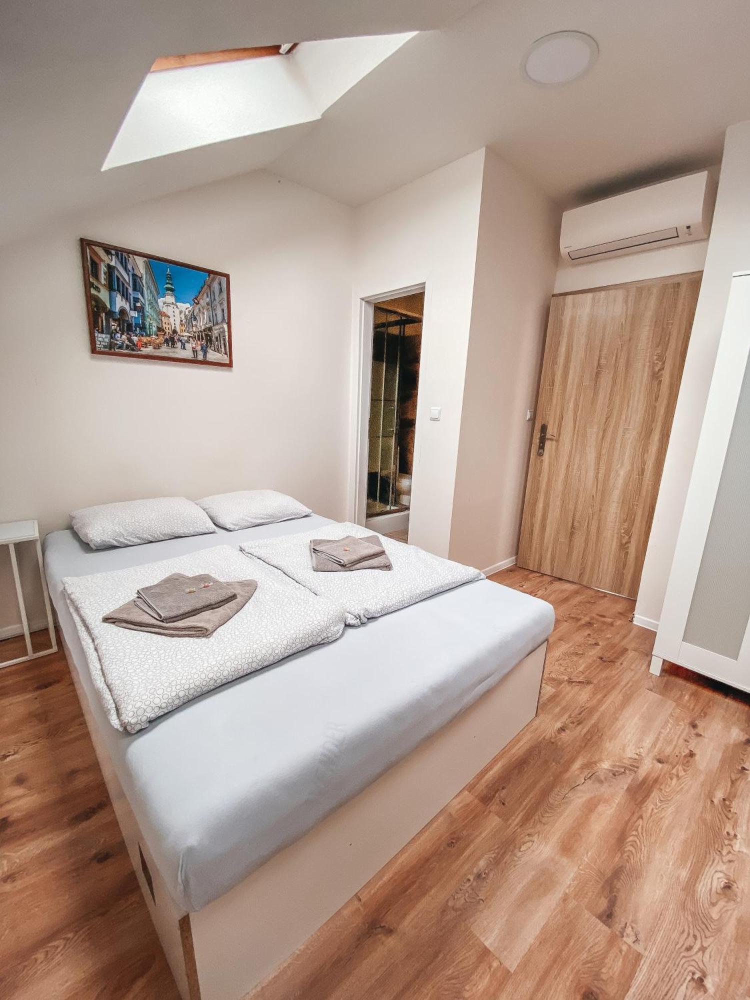 ברטיסלאבה Blue Lotus Apartments מראה חיצוני תמונה